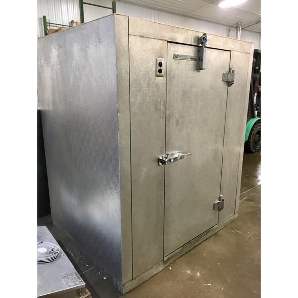 4&#39;1&quot; x 5&#39;2&quot; x 6&#39;3&quot;H Master-Bilt Walk-in Freezer with Floor