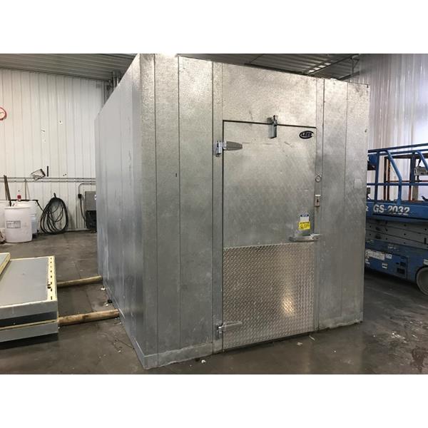 7&#39;9&quot; x 13&#39;6&quot; x 8&#39;6&quot;H(Irregular) Leer Combo Cooler/Freezer with floor