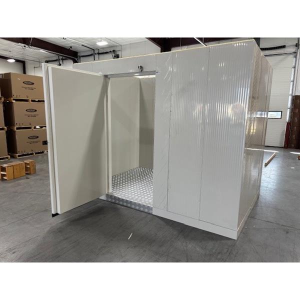 New 7&#39; x 10&#39; x 8&#39;2&quot; H Walk-in Freezer with Floor